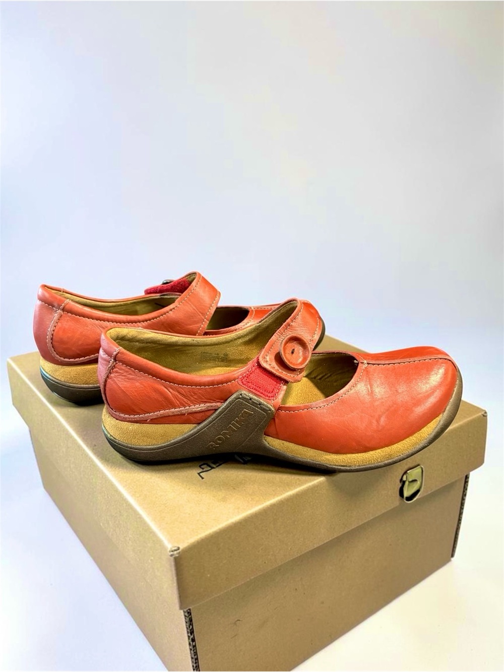 Romika Leather Flats in a Reddish/Brown Color, SZ 9
